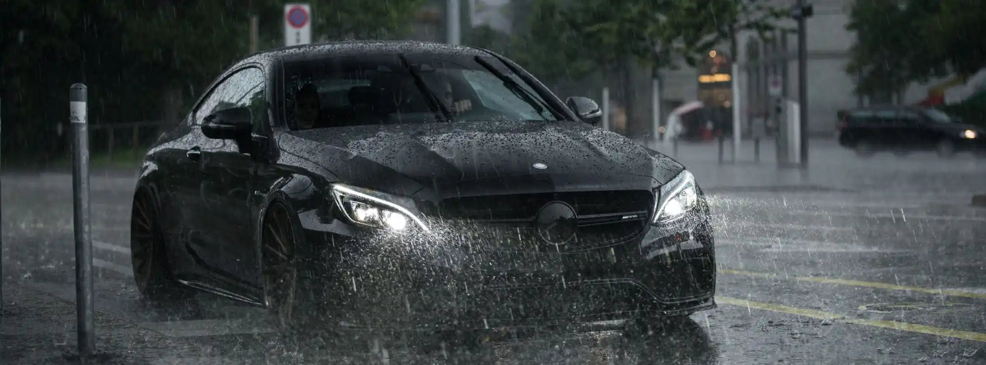 Schwarzer Mercedes-Benz Coupé mit elegantem Design und glänzendem Finish.